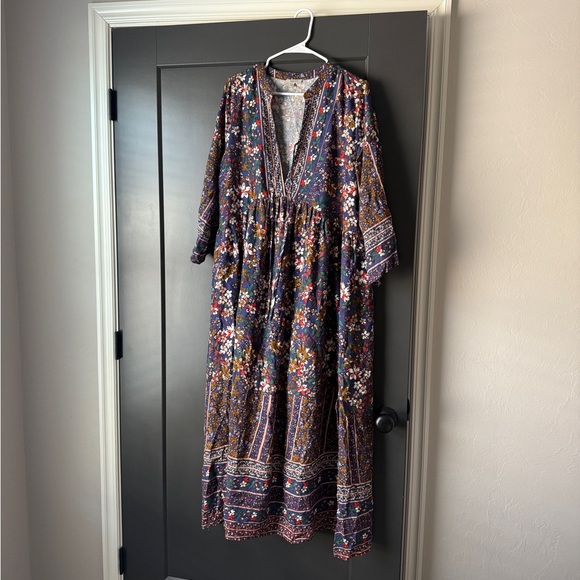 Dresses & Skirts - Floral Maxi Dress